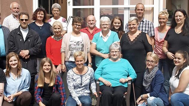 Zusammen mit ihrer gro&szlig;en Familie, Pfarrer Richard Reis (stehend 3.&nbsp;v.&nbsp;li.) und Drittem B&uuml;rgermeister Thomas Rei&szlig;ig (stehend li.) feiert Irma Michel (vorne sitzend) ihren 90. Geburtstag. Foto: Susanne Deuerling