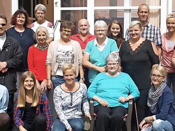Zusammen mit ihrer großen Familie, Pfarrer Richard Reis (stehend 3. v. li.) und Drittem Bürgermeister Thomas Reißig (stehend li.) feiert Irma Michel (vorne sitzend) ihren 90. Geburtstag. Foto: Susanne Deuerling