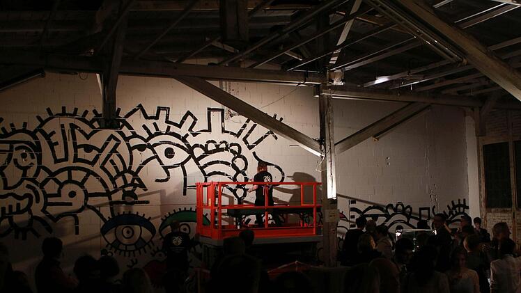 Der New Yorker Pop-Art-Künstler Billy The Artist lockte gemeinsam mit Alex der Sprayer zahlreiche Besucher in die alte Pakethalle in Coburg. Foto: Jochen Berger