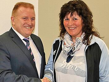 Maria Schlembach wurde als seit Jahren erfolgreiche Sportschützin auch dieses Jahr wieder von Bürgermeister Matthias Klement bei der Sportlerehrung der Marktgemeinde ausgezeichnet. Foto: Dieter Britz