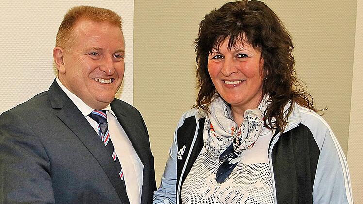 Maria Schlembach wurde als seit Jahren erfolgreiche Sportschützin auch dieses Jahr wieder von Bürgermeister Matthias Klement bei der Sportlerehrung der Marktgemeinde ausgezeichnet. Foto: Dieter Britz
