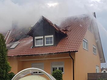 Ein Blitz ist in Niederlindach im Landkreis Erlangen-Höchstadt in ein Wohnhaus eingeschlagen. Foto: Christian Bauriedel
