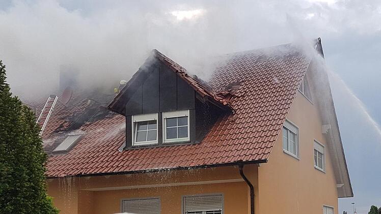 Ein Blitz ist in Niederlindach im Landkreis Erlangen-Höchstadt in ein Wohnhaus eingeschlagen. Foto: Christian Bauriedel