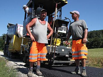 Zwischen Zeitlofs und Trübenbrunn arbeitet die Asphaltierungskolonne am neuen Radweg durch das Sinntal. Foto: Ulrike Müller