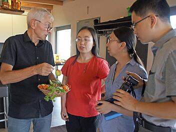 Franz Hümmer erklärte Ing Wei Jiang (2. v. r.) und Lingyan Quian, wie aus der Birne die Hutzel wird. Foto: Sabine Weinbeer