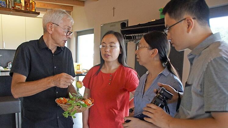 Franz Hümmer erklärte Ing Wei Jiang (2. v. r.) und Lingyan Quian, wie aus der Birne die Hutzel wird. Foto: Sabine Weinbeer