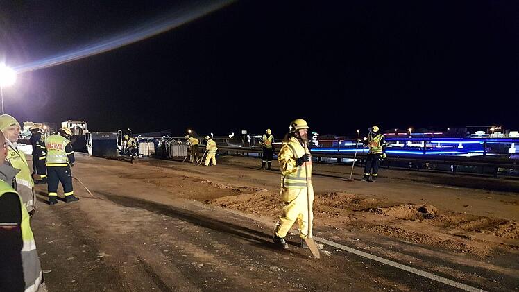 Die Reinigungsarbeiten auf der A3 dauerten bis in den frühen Morgen.  Foto: Abschleppdienst Bauereiß