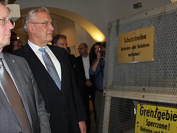 Bodo Ramelow und Joachim Herrmann zeigten sich von der Ausstellung beeindruckt und erinnerten sich selbst an die Geschehnisse von vor 30 Jahren. Foto: Veronika Schadeck