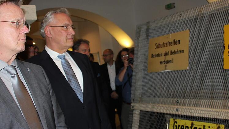 Bodo Ramelow und Joachim Herrmann zeigten sich von der Ausstellung beeindruckt und erinnerten sich selbst an die Geschehnisse von vor 30 Jahren. Foto: Veronika Schadeck