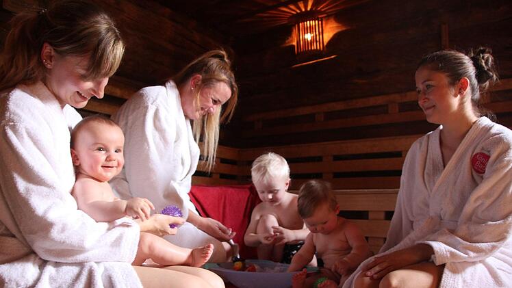 Kuschelatmosphäre in der Forchheimer Eventsauna: Während der zweijährige Pepe den Eisbrunnen räubert, genießen Kathrin mit ihrem Sohn Henry, Nadine Hemme (Babysauna-Fachfrau), Katharina und Mia die wohltuende Wärme.