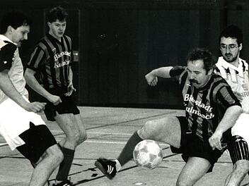 Eine Szene vom Rundschau-Cup 1994. Der spätere Turniersieger TSV 08 Kulmbach verliert in der Vorrunde mit 2:5 gegen den ATS, der am Ende Dritter wird. Von links Volker Grüner (TSV 08), Thomas Bergmann, der 1993 im ATS-Trikot Torschützenkönig wurde, Spielertrainer Horst Kunert, der den Rundschau-Cup drei Mal mit dem ATS holte, sowie Kai van Avondt (TSV 08). Foto: BR-Archiv/Oliver Reh