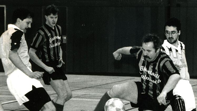 Eine Szene vom Rundschau-Cup 1994. Der spätere Turniersieger TSV 08 Kulmbach verliert in der Vorrunde mit 2:5 gegen den ATS, der am Ende Dritter wird. Von links Volker Grüner (TSV 08), Thomas Bergmann, der 1993 im ATS-Trikot Torschützenkönig wurde, Spielertrainer Horst Kunert, der den Rundschau-Cup drei Mal mit dem ATS holte, sowie Kai van Avondt (TSV 08). Foto: BR-Archiv/Oliver Reh