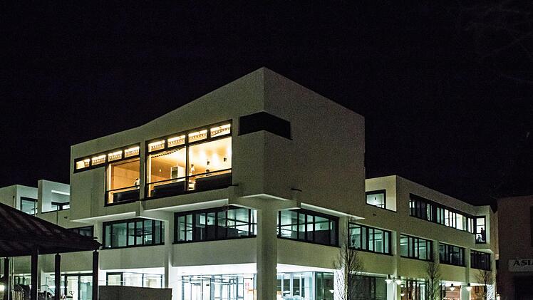 Fast fertig: das generalsanierte Rathaus von Neustadt bei Nacht. Die offizielle Wiedereinweihung soll voraussichtlich im Sommer stattfinden.Foto: Jochen Berger