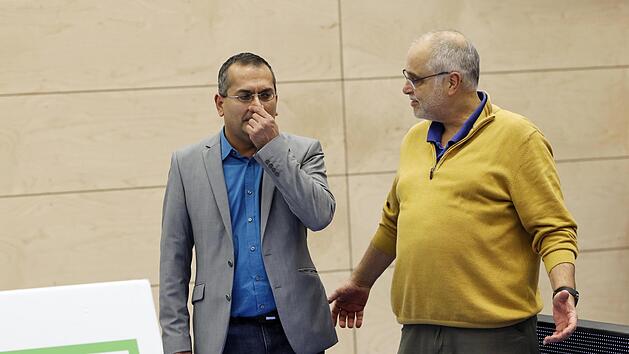 Hofft, die Geldstrafe &uuml;ber Spenden finanzieren zu k&ouml;nnen: Peter Knieling (rechts), Vorsitzender des VC Eltmann, hier mit dem Ex-Gesch&auml;ftsf&uuml;hrer der Hetec Volleys, Manohar Faupel. Foto: Daniel L&ouml;b