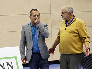 Hofft, die Geldstrafe über Spenden finanzieren zu können: Peter Knieling (rechts), Vorsitzender des VC Eltmann, hier mit dem Ex-Geschäftsführer der Hetec Volleys, Manohar Faupel. Foto: Daniel Löb