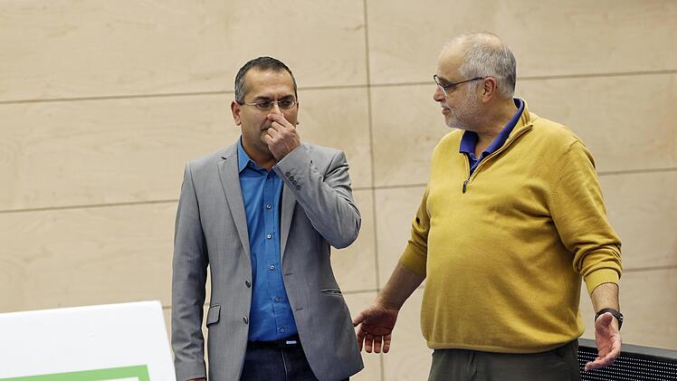 Hofft, die Geldstrafe über Spenden finanzieren zu können: Peter Knieling (rechts), Vorsitzender des VC Eltmann, hier mit dem Ex-Geschäftsführer der Hetec Volleys, Manohar Faupel. Foto: Daniel Löb
