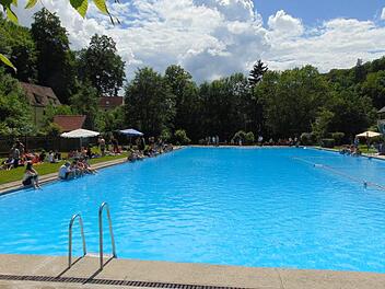 Das Alleinstellungsmerkmal im Gräfenberger Freibad ist das 50-Meter-Schwimmbecken. Die Kosten, die bei der Sanierung im Bad anfallen, stellen die Stadt vor finanzielle Probleme.  Foto: privat
