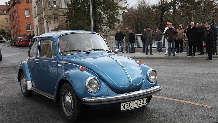 Franz Holland hat seinen VW-Käfer zwischen 1975 und 2013 nicht abgemeldet. Deshalb konnte er sein Kennzeichen über den ganzen Zeitraum behalten. Fotos: CT-Archiv