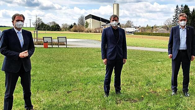 An der Spitze des LCC-Stiftungsrates steht seit gestern Bernd Rebhan (rechts). Er wird von Tobias Bocklet (Mitte) vertreten; links Landrat Klaus L&ouml;ffler.