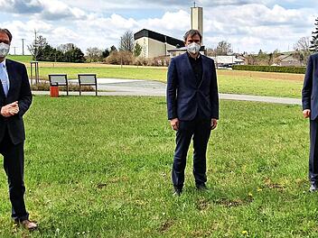 An der Spitze des LCC-Stiftungsrates steht seit gestern Bernd Rebhan (rechts). Er wird von Tobias Bocklet (Mitte) vertreten; links Landrat Klaus Löffler.