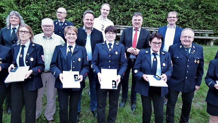 Für 25 Jahre aktiven Dienst in der Feuerwehr Katschenreuth wurden ausgezeichnet (vorne von links): Anita Meisel, Ramona Wagner, Irene Wettermann, Nadja Herold, Erika Fichtner und Birgit Sattler-Dippold.
