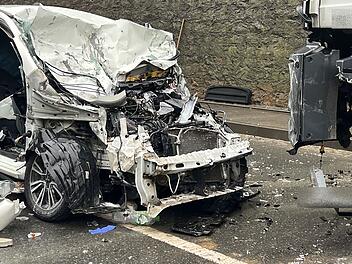 Kreis Würzburg: Verkehrschaos nach Frontal-Crash von Auto und Lkw - Mann (44) schwer verletzt