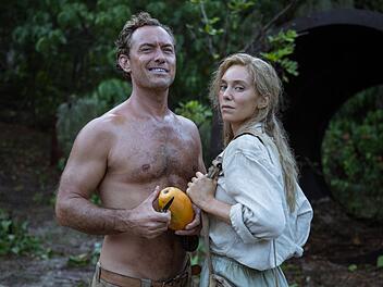 Dr. Friedrich Ritter (Jude Law) und seine Geliebte Dora Strauch (Vanessa Kirby) suchen auf einer einsamen Galapagosinsel nach Wahrheit und Erlösung. Bis neue Nachbarn auftauchen, die ihren Traum vom Paradies gefährden.
