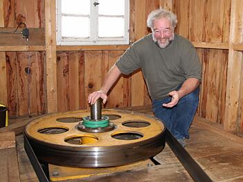 Schon Robert Römmelts Großvater Anton Römmelt war in Sachen erneuerbare Energien unterwegs. Er baute im Jahr 1914 ein Wasserkraftwerk auf seinem Grundstück, das bis heute funktioniert. Foto: Ulrike Müller