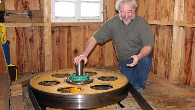Schon Robert Römmelts Großvater Anton Römmelt war in Sachen erneuerbare Energien unterwegs. Er baute im Jahr 1914 ein Wasserkraftwerk auf seinem Grundstück, das bis heute funktioniert. Foto: Ulrike Müller