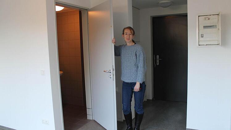 Antje Kuhnt teigt eine der Einzimmer-Wohnungen. Foto: Carmen Schwind