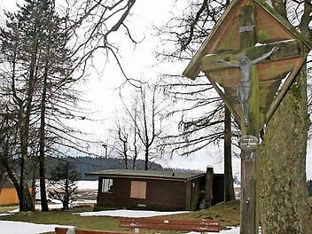 Das Naturfreundehaus in Schnebes liegt idyllisch, doch derzeit sind Wasser- und Stromanschluss gekappt.  Fotos: Sonja Adam