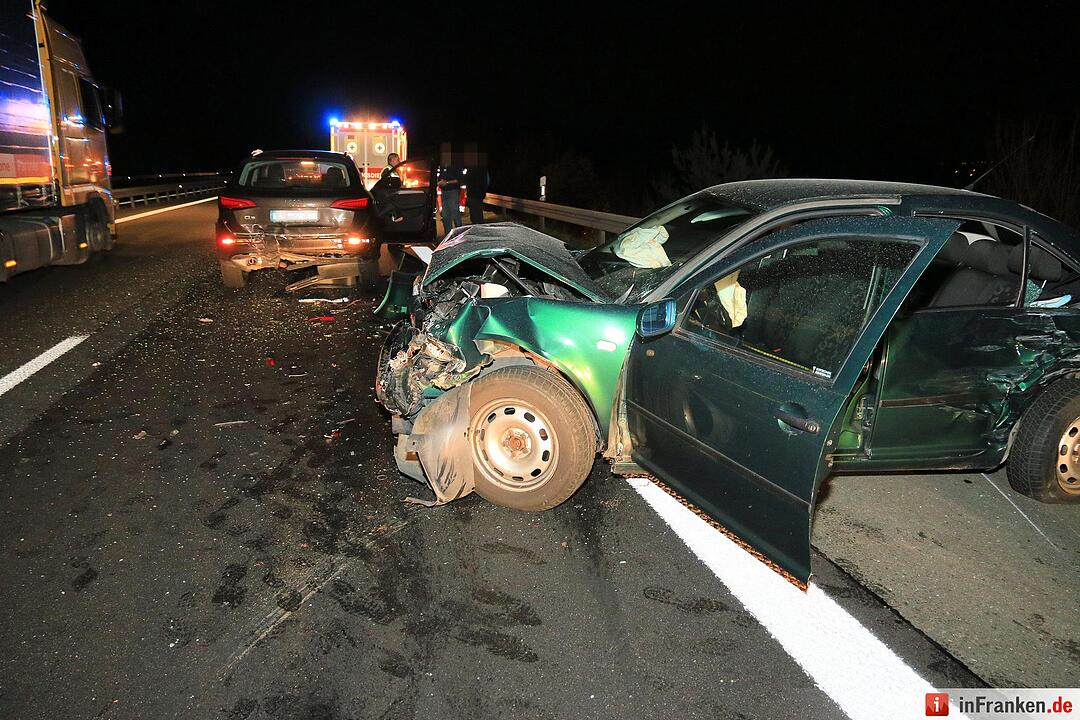 Sessel auf A73 sorgt für Unfall