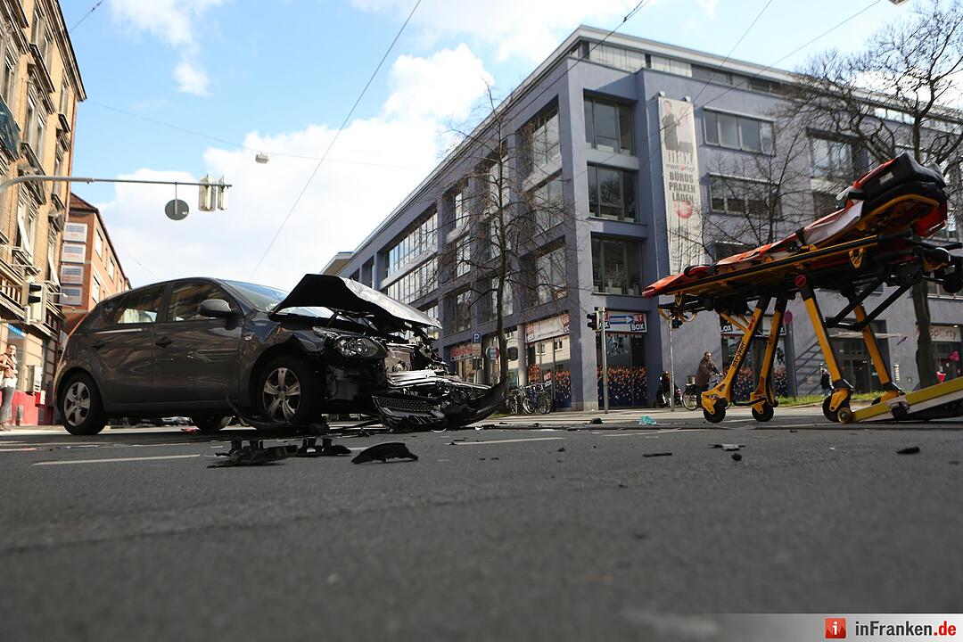 Krankenwagen verunglückt bei Einsatzfahrt in Nürnberg