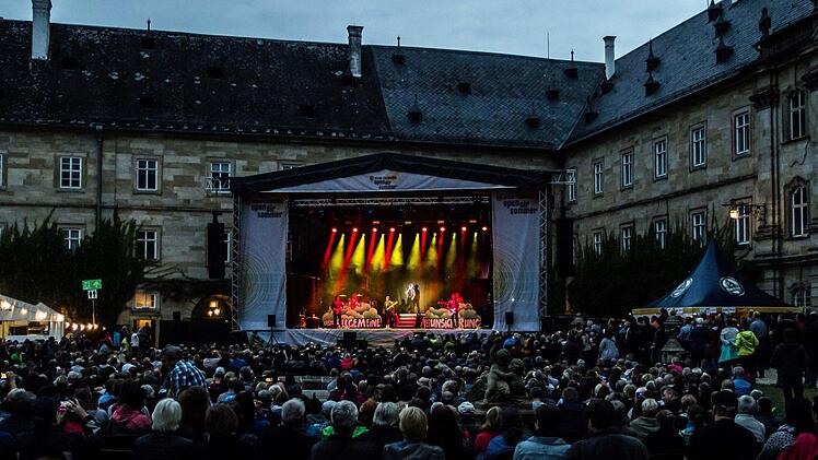 Impressionen vom Tambacher Sommer: Rund 1500 begeisterte Fans im ausverkauften Tambacher Schloss erlebten den Auftritt der Ersten Allgemeinen Verunsicherung. Foto: Jochen Berger