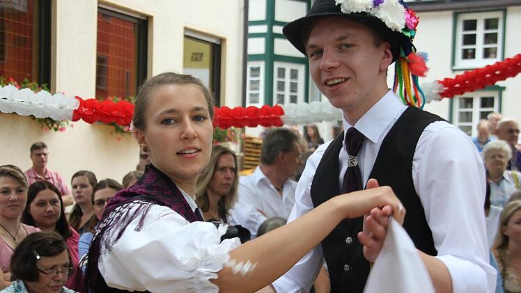 Burschen und Mädel bei der Kirchweih. Foto: Veronika Schadeck