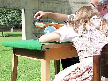 Anne Götz zielt mit der Armbrust auf die Schwanenscheibe.  Fotos: Franziska Rieger