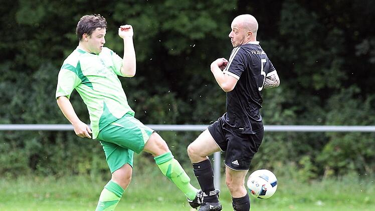 Zweikampf zwischen Maximilian Auer (l) und "Zwölfer"-Spielertrainer Michael Zall