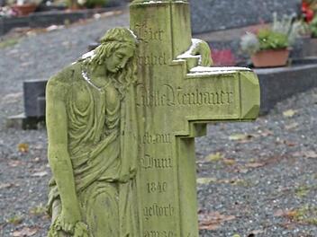 Diese Grabstätte dürfte die älteste auf dem Nordhalbener Friedhof sein.  Foto: Michael Wunder