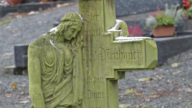 Diese Grabstätte dürfte die älteste auf dem Nordhalbener Friedhof sein.  Foto: Michael Wunder