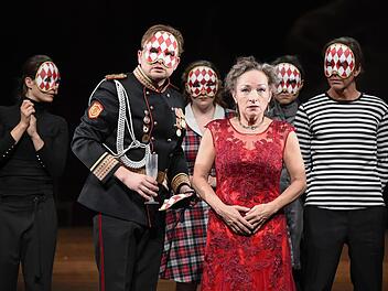 Marlene-Sophie Haagen, Bertram Maxim Gärtner, Marie-Paulina Schendel, Angelika Bartsch, Stefan Herrmann und Stephan Ullrich ( v. l.) spielen in "Das achte Leben (Für Brilka)".  Foto: Martin Kaufhold