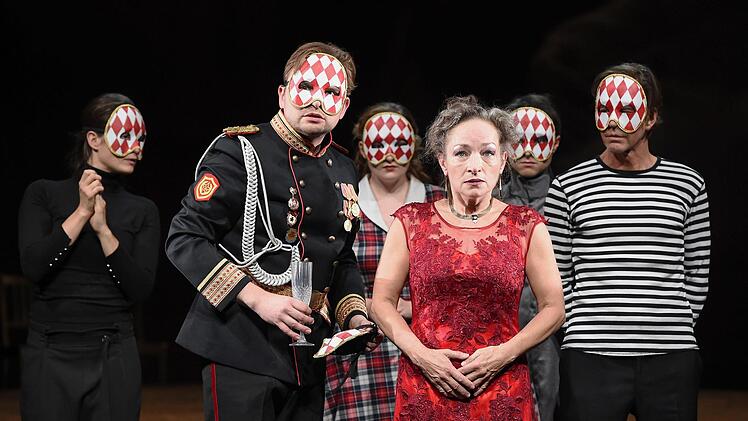Marlene-Sophie Haagen, Bertram Maxim Gärtner, Marie-Paulina Schendel, Angelika Bartsch, Stefan Herrmann und Stephan Ullrich ( v. l.) spielen in "Das achte Leben (Für Brilka)".  Foto: Martin Kaufhold