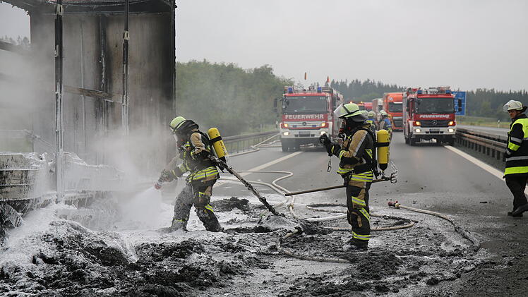 Lastwagenanhänger auf Autobahn in Vollbrand geraten