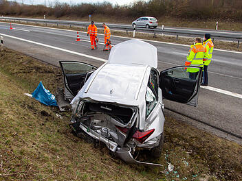 Auto will wieder auf Autobahn auffahren und kollidiert mit Transporter