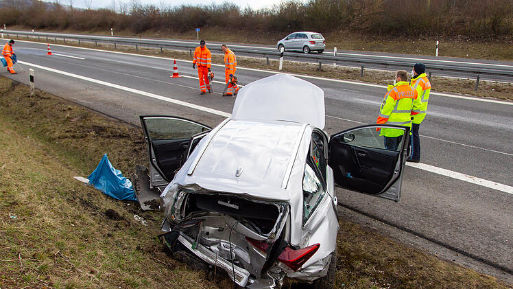 Auto will wieder auf Autobahn auffahren und kollidiert mit Transporter