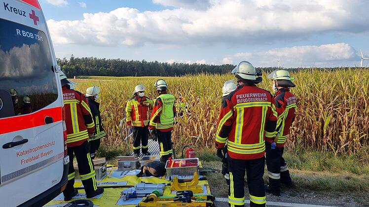 Auto kommt von Stra&szlig;e ab und landet in Maisfeld: Fahrer verstirbt