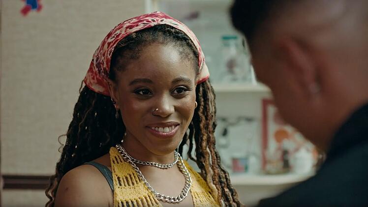 Nina (Amara Okereke) flirtet. Sie kann ja nicht ahnen, dass Duane (Duane Williams) sich als Geistlicher entpuppen wird, dem es um ihre unsterbliche Seele geht.