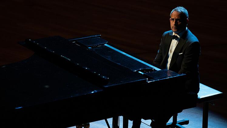 Moritz Bleibtreu spielt die Rolle des Robert Bertel. Er ist Vater eines Mitglieds von "The Kollective" und ein renommierter Pianist.