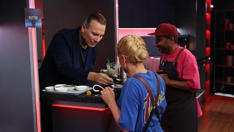 Tim Raue gibt Jeanette Biedermann und Simon Pearce klare Ansagen.