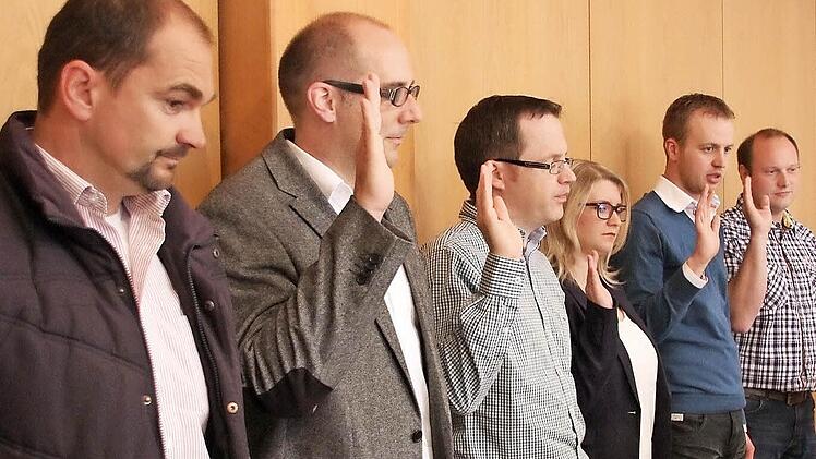 Die neuen Gemeinderäte Michael Lang, Frank Fella, Michael Geiling, Christine Kuchenmeister, Ralf Hofmann und Christian Beierlieb wurden von Bürgermeisterin Bühl vereidigt. Foto: Ralf Kestel
