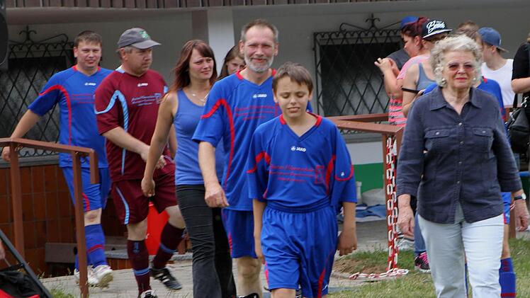 Auch die Schlossherren von Kirchlauter gehörten zu den Schirmherren, hier Elisabeth Gräfin von Stauffenberg (rechts) mit ihrer Mannschaft vom "Kinderdorf Oberpfalz". Foto: Günther Geiling